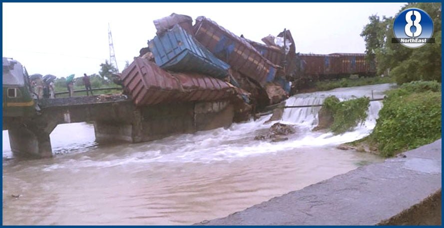 লাইনচ্যুত হৈ ট্ৰেকৰ পৰা নদীত খহি পৰিল মালবাহী ৰে’লৰ দবা... 1 G2 8
