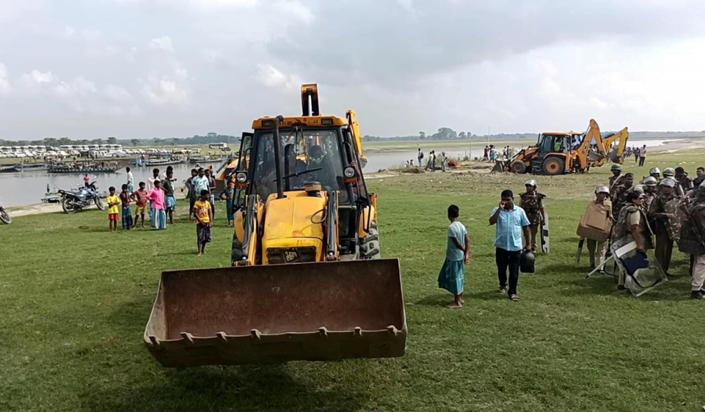 দৰঙৰ গৰুখুঁটি কৃষি প্ৰকল্পত প্ৰশাসনৰ উচ্ছেদ, শ শ নিৰাপত্তাৰক্ষীক লগত লৈ প্ৰশাসনৰ উচ্ছেদ অভিযান... 1 image 5