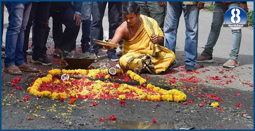 'Pothole Puja’ Against Govt Apathy! 1 pothole puja