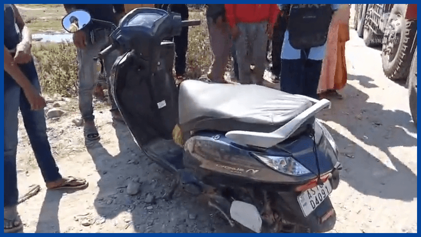 তেল পৰিবাহী টেংকাৰৰ চেপাত থিতাতে মৃত্যু স্কুটী আৰােহী শিক্ষয়িত্ৰীৰ 1 02