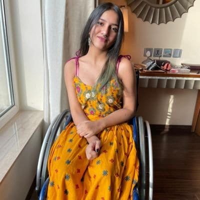 হুইল চেয়াৰত বহি যোৱাৰ বাবে বিলাসী ৰেষ্টুৰেণ্টত প্ৰৱেশ কৰিবলৈ দিয়া নহ'ল বিশেষভাৱে সক্ষম মহিলাক! 1 22 1