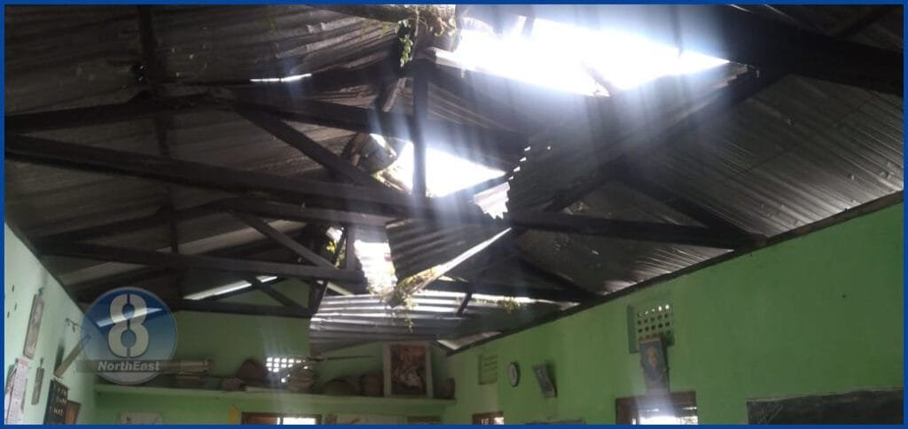 প্ৰকাণ্ড গছ পৰি প্ৰাথমিক বিদ্যালয়ৰ দহজন ছাত্ৰ-ছাত্ৰী আহত 1 p5 5