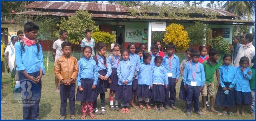 প্ৰকাণ্ড গছ পৰি প্ৰাথমিক বিদ্যালয়ৰ দহজন ছাত্ৰ-ছাত্ৰী আহত 2 p6 2