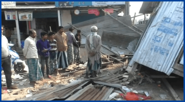 নিয়ন্ত্ৰণহীন ডাম্পাৰ! মহটিয়াই নিলে ঘাইপথৰ কাষৰ ৭ খনকৈ দােকান 1 vlcsnap 2022 02 22 18h07m23s141
