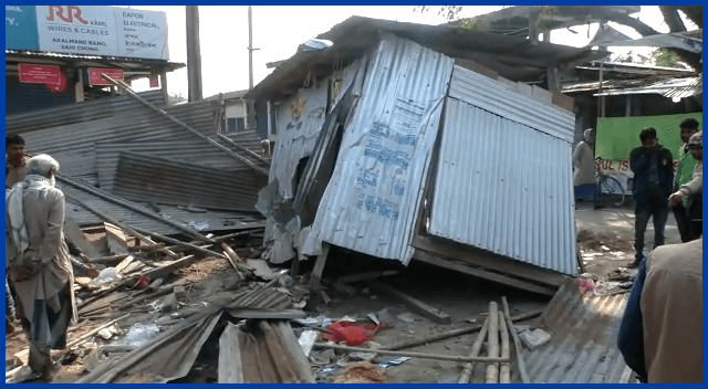 নিয়ন্ত্ৰণহীন ডাম্পাৰ! মহটিয়াই নিলে ঘাইপথৰ কাষৰ ৭ খনকৈ দােকান 2 vlcsnap 2022 02 22 18h07m40s399 1