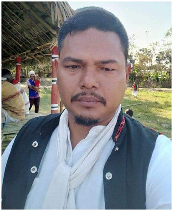 চলন্ত বাহনৰ ওপৰত পৰিল প্ৰকাণ্ড গছ, থিতাতে মৃত্যু মৃত্যু 1 1 8