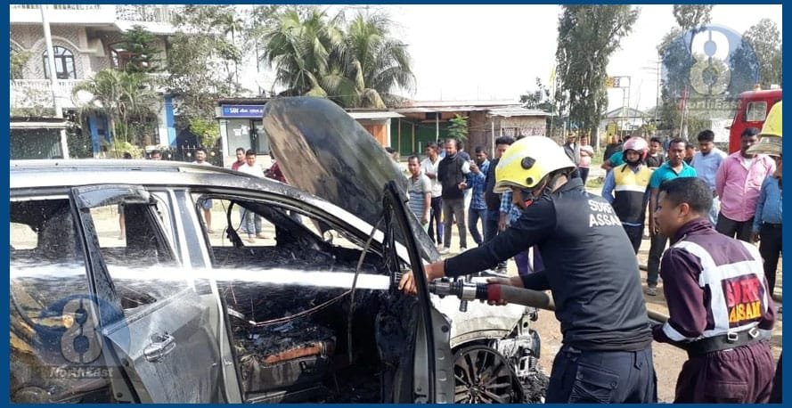 চলন্ত অৱস্থাতে ৰাজপথত দাওদাওকৈ জ্বলি উঠিল এখন বিলাসী বাহন, কথমপি প্ৰাণ ৰক্ষা চালকৰ... 1 176
