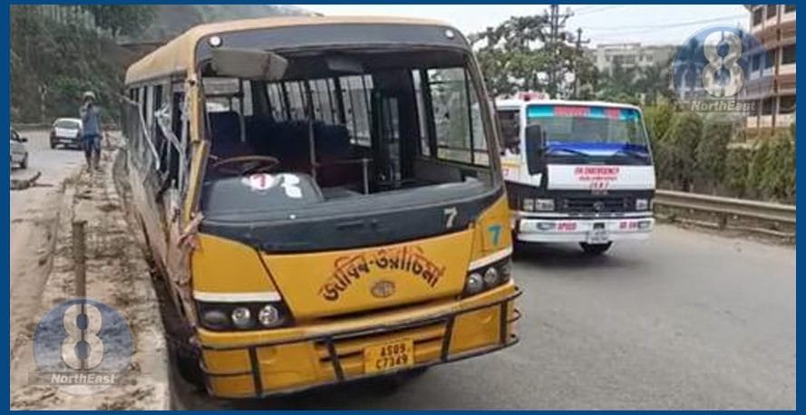 দুৰ্ঘটনাত পতিত শিক্ষাৰ্থী কঢ়িওৱা বাহন! আহত ৪ গৰাকী ছাত্র-ছাত্রী, নিহত চালক... 1 389