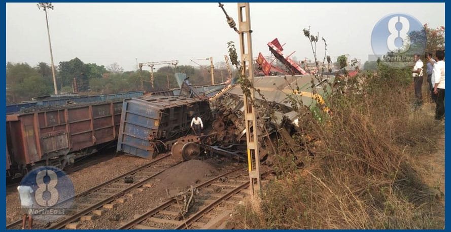 দুখন মালবাহী ৰে’লৰ মাজত সংঘৰ্ষ, লাইনচ্যুত হৈ বাগৰি পৰিল ১৮টা ডবা 1 G2 37