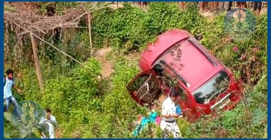নিয়ন্ত্ৰণহীন হৈ দ খাৱৈত পৰিল তীব্ৰবেগী ডাষ্টাৰ বাহন, মহিলাৰ মৃত্যু- গুৰুতৰভাৱে আহত স্বামী 1 G3 25