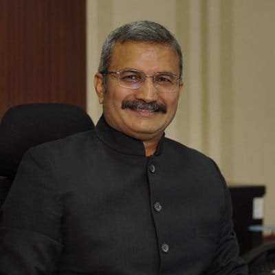 বিমান বন্দৰত পৰীক্ষা কৰা হ’ল জ্যষ্ঠ IPS বিষয়াৰ ছ্যুটকেছ, ভিতৰত থকা বস্তু দেখি হতভম্ব সকলো 3