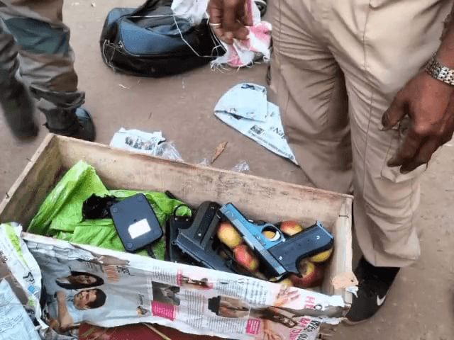 নৈশ বাছত আৰক্ষীৰ তালাচী, আপেলৰ বাকচত লুকুৱাই অনা অৱস্থাত মাৰণাস্ত্ৰ উদ্ধাৰ... 1 image 5