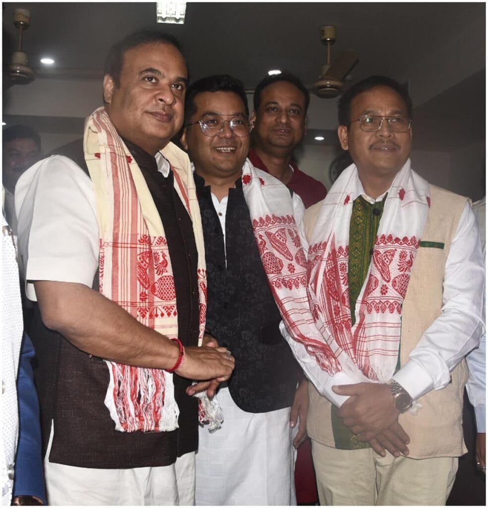 তামোল-পাণ, গামোছা লৈ বিৰোধীৰ ঘৰলৈ আশীৰ্বাদ বিচাৰি যাব বিজেপি মিত্ৰজোঁটৰ প্ৰাৰ্থীয়ে 2 p1 18