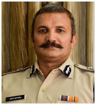 বিমান বন্দৰত পৰীক্ষা কৰা হ’ল জ্যষ্ঠ IPS বিষয়াৰ ছ্যুটকেছ, ভিতৰত থকা বস্তু দেখি হতভম্ব সকলো 1 p2 11