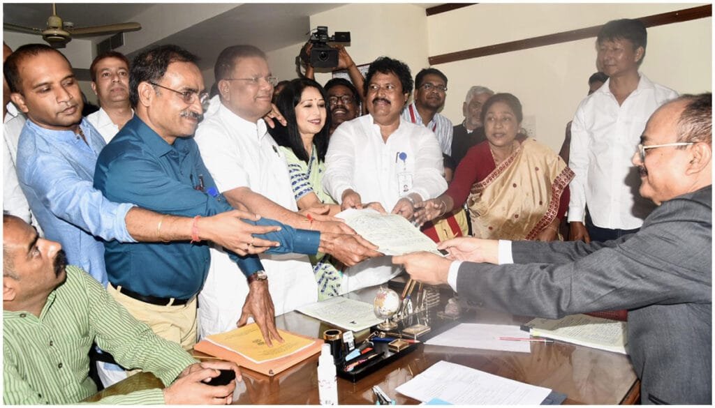 তামোল-পাণ, গামোছা লৈ বিৰোধীৰ ঘৰলৈ আশীৰ্বাদ বিচাৰি যাব বিজেপি মিত্ৰজোঁটৰ প্ৰাৰ্থীয়ে 1 p3 11