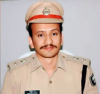 বাস্তৱায়িত হ’ল 'গংগাজল’ৰ এই দৃশ্য! খোদ SP ৰ পৰাই ধন দাবী কৰি ধৰা পৰিল সহকাৰী উপ পৰিদৰ্শক 2 p4 8