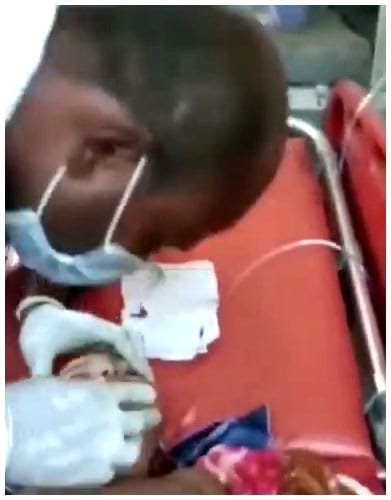 মৃতপ্ৰায় এটি শিশুৰ কাষত ভগৱানৰ দৰে থিয় হ’ল ১০৮ৰ কৰ্মচাৰী, ৰক্ষা কৰিলে জীৱন 2 p7 2