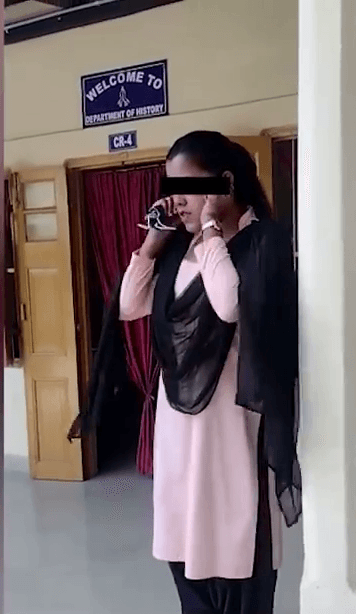 বাঘৰ নেগুৰেৰে কাণ খজুৱাইছ! বিশ্ববিদ্যালয়ৰ এগৰাকী ছাত্ৰীক অধ্যাপিকাই বিহা শাস্তিৰ ভিডিঅ’ ভাইৰেল 3 vlcsnap 2022 03 13 19h56m33s463
