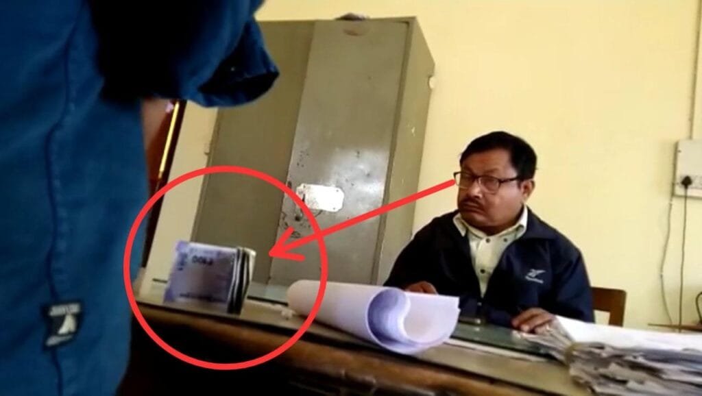 দুৰ্নীতিৰ অভিযোগত জিলা পৰিবহন কাৰ্যালয়ৰ কনিষ্ঠ সহকাৰী বিষয়াক নিলম্বন 1 1 2