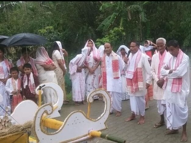 নামঘৰৰ মজিয়াত সেৱা লোৱাৰ সময়তে হঠাৎ ঢলি পৰিল নগেন হাজৰিকা, মৃত্যু 2 1 3 edited