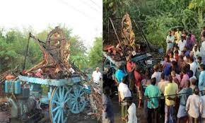 মন্দিৰৰ ৰথযাত্ৰাৰ সময়ত ভয়ংকৰ দুৰ্ঘটনা, বিদ্যুৎস্পৃষ্ট হৈ শিশুসহ ১১ জনৰ মৃত্যু 2 1 hj