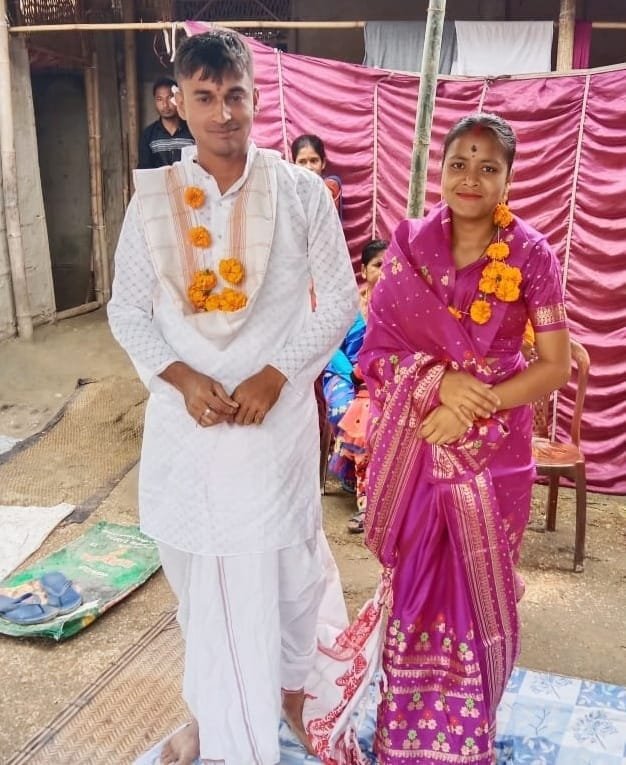 নিজ ধৰ্ম সলনি কৰি হিন্দু যুৱকৰ সৈতে বিবাহত বহিল মুছলমান যুৱতী 1 1