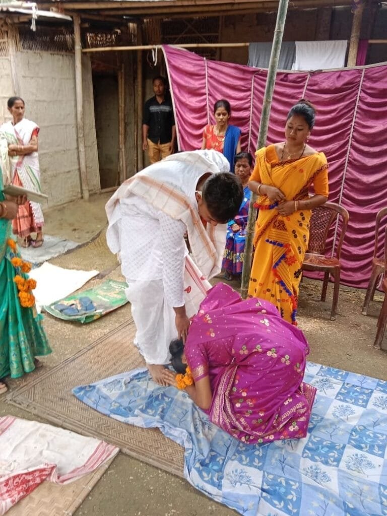 নিজ ধৰ্ম সলনি কৰি হিন্দু যুৱকৰ সৈতে বিবাহত বহিল মুছলমান যুৱতী 2 2