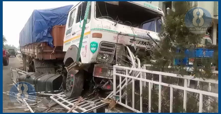 ভয়ংকৰ দুৰ্ঘটনা, নিয়ন্ত্ৰণ হেৰুৱাই পথৰ মাজত থকা ডিভাইডাৰত খুন্দা মালবাহী ট্ৰাকৰ, এজনৰ মৃত্যু... 1 415