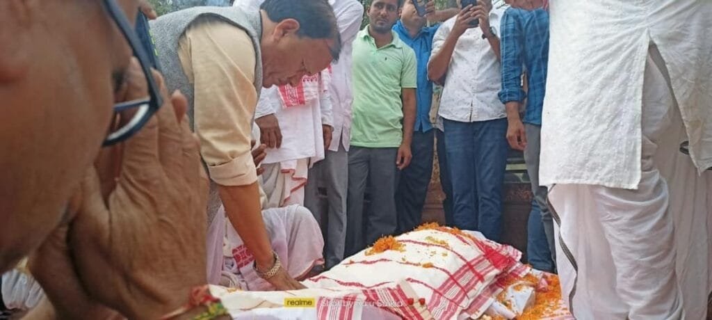 নামঘৰৰ মজিয়াত সেৱা লোৱাৰ সময়তে হঠাৎ ঢলি পৰিল নগেন হাজৰিকা, মৃত্যু 4 9 2
