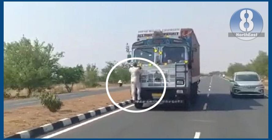 টােল গে’টৰ মাজেৰে পলায়নৰ চেষ্টা ট্ৰাক চালকৰ, ট্ৰাকৰ বাম্পাৰতে ওলমি ৰ’ল টোল গে’টৰ কৰ্মচাৰী! 1 G4 22
