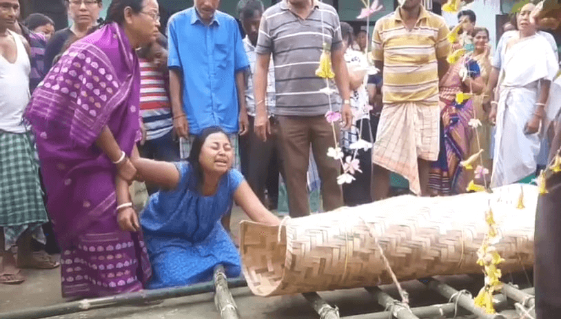 শোকাৱহ! এখন গাঁৱত একেলগে জ্বলিল পথ দুৰ্ঘটনাত মৃত ৩ বন্ধুৰ চিতা... 4 image 13