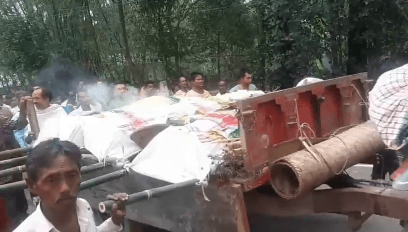 শোকাৱহ! এখন গাঁৱত একেলগে জ্বলিল পথ দুৰ্ঘটনাত মৃত ৩ বন্ধুৰ চিতা... 6 image 16