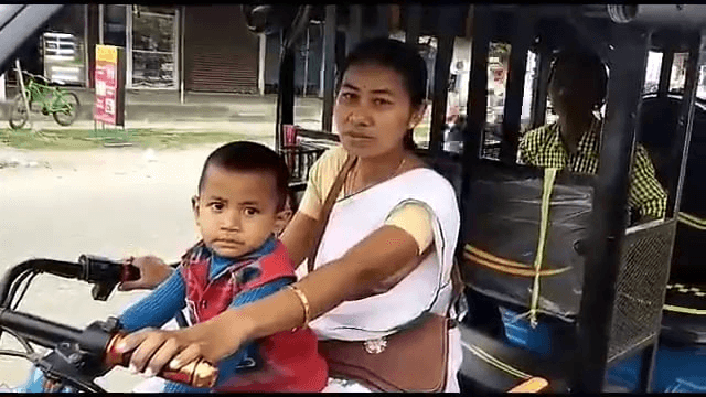 ৩ বছৰীয়া সন্তানক লগত লৈ জীৱন সংগ্ৰামত ব্ৰতী এগৰাকী মহিলা, বহুতৰ বাবে এতিয়া আদৰ্শ... 1 image 3
