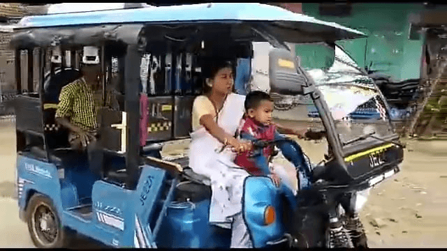 ৩ বছৰীয়া সন্তানক লগত লৈ জীৱন সংগ্ৰামত ব্ৰতী এগৰাকী মহিলা, বহুতৰ বাবে এতিয়া আদৰ্শ... 2 image 4