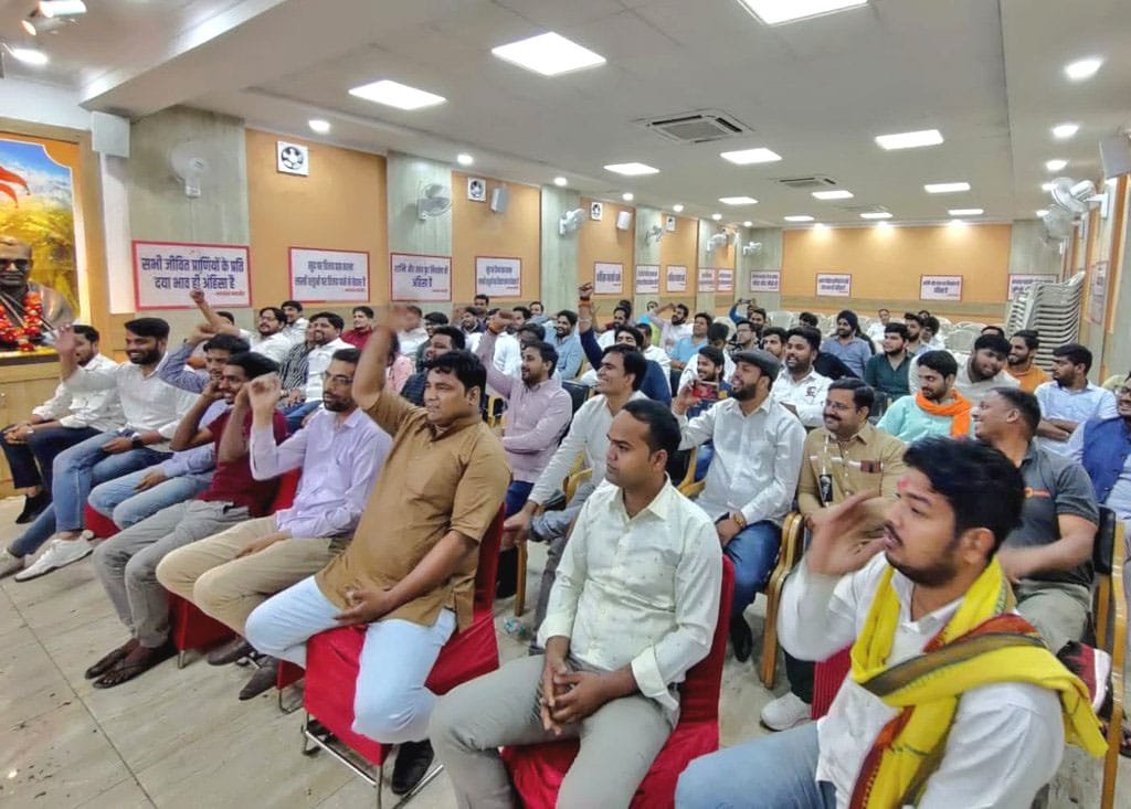দিল্লীৰ মুখ্যমন্ত্ৰীৰ বাসগৃহত আক্ৰমণ চলোৱা জেলফেৰৎ যুৱ মৰ্চাৰ সদস্যক বিজেপিৰ সম্বৰ্ধনা 3 p1 14