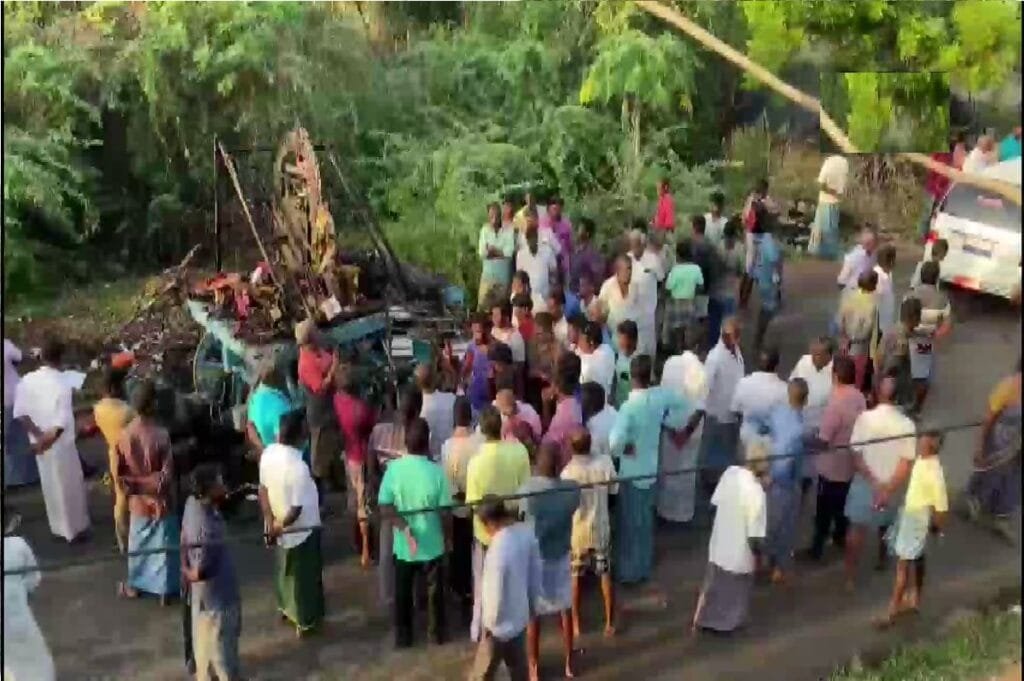 মন্দিৰৰ ৰথযাত্ৰাৰ সময়ত ভয়ংকৰ দুৰ্ঘটনা, বিদ্যুৎস্পৃষ্ট হৈ শিশুসহ ১১ জনৰ মৃত্যু 3 tamilnadu accident..