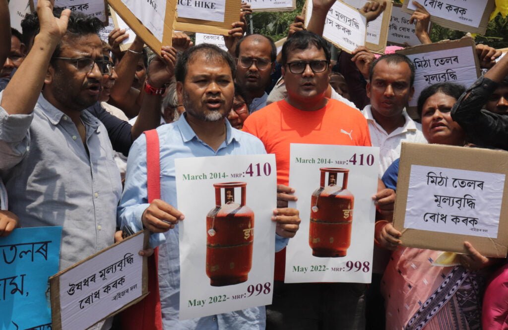 বিজেপিৰ পদুমৰ পাহিৰ পৰা ওলাল ফেটীসাপঃ ৰাজপথত পুনৰ আন্দোলনকাৰীৰ ৰূপত অখিল গগৈ 2 06 05 22 Guwahati Raijor dal protest 6