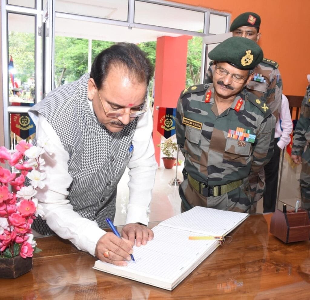গুৱাহাটীত এন চি চি কেডেটৰে কেন্দ্ৰীয় প্ৰতিৰক্ষা ৰাজ্যমন্ত্ৰী অজয় ভাটৰ মত বিনিময় 2 20 05 22 Guwahati Minister of State for Defence Ajay Bhatt interaction with NCC Cadres 1