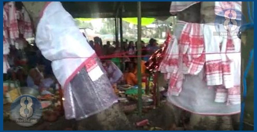 এখন ব্যতিক্ৰমী বিয়া! এজোপা বট গছ আৰু আঁহত গছৰ মাজত বৈদিক ৰীতি নীতিৰে সম্পন্ন হ’ল বিবাহ... 1 681