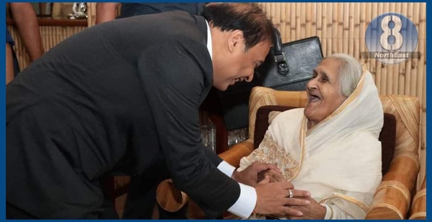 ৯০ বছৰীয়া আইতাৰ সৈতে মাটিত বহি কথা পাতিলে মুখ্যমন্ত্ৰীয়ে, আইতাই ক’লে- তেওঁকেই মোৰ ভগৱান যেন লাগে 1 G7 2