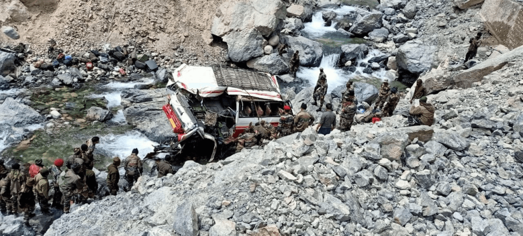 শোকাৱহ! লাডাখত প্ৰায় ৬০ ফুট দ’ নদীত পৰিল সেনা ভৰ্তি বাছ, ৭জন সৈনিকৰ মৃত্যু... 2 image 145