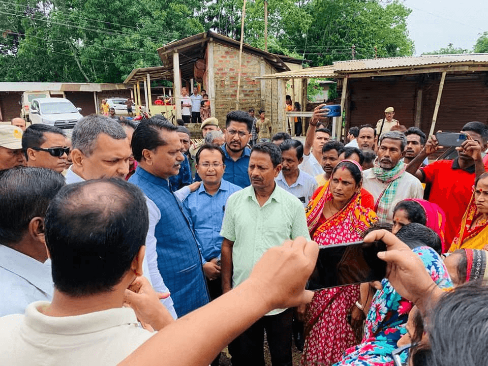 মুখ্যমন্ত্ৰী-মন্ত্ৰীয়ে পাৰে, বিধায়ক হৈ তেওঁ কিয় নোৱাৰিব? ৰাজপত্ৰিত বিষয়াক ধমক দি ৩০ প্ৰশাসনীয় বিষয়াৰ ৰোষত বিধায়ক কৌশিক ৰায় 1 image 150