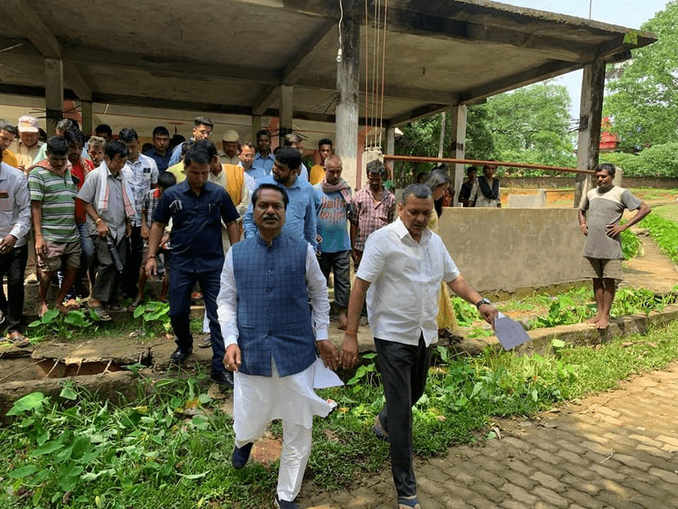 মুখ্যমন্ত্ৰী-মন্ত্ৰীয়ে পাৰে, বিধায়ক হৈ তেওঁ কিয় নোৱাৰিব? ৰাজপত্ৰিত বিষয়াক ধমক দি ৩০ প্ৰশাসনীয় বিষয়াৰ ৰোষত বিধায়ক কৌশিক ৰায় 2 image 151