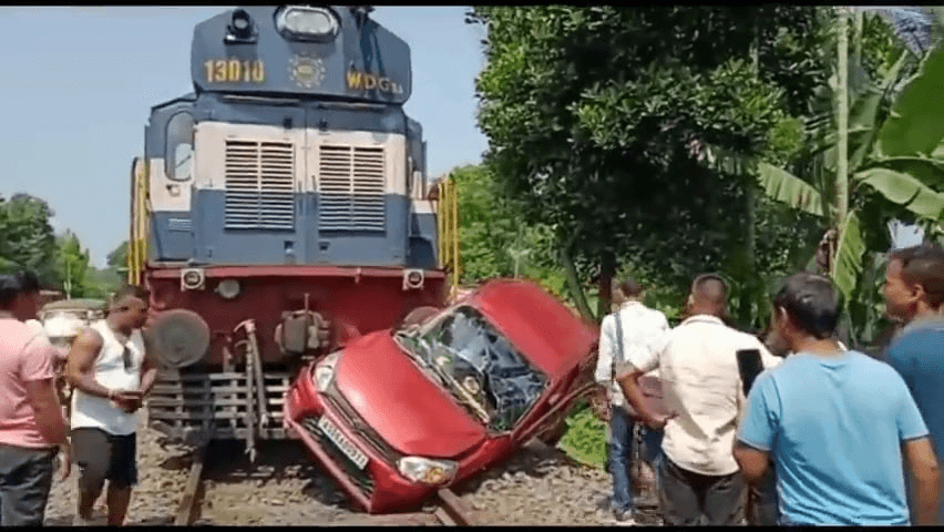 ভয়ংকৰ দুৰ্ঘটনা! ৰে’লৰ ইঞ্জিনে মহতিয়াই নিলে এখন এল্টো বাহন... 1 image 185