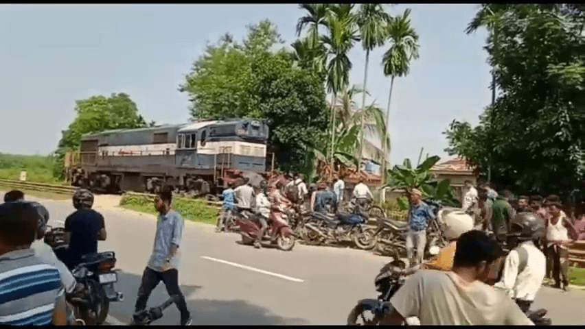 ভয়ংকৰ দুৰ্ঘটনা! ৰে’লৰ ইঞ্জিনে মহতিয়াই নিলে এখন এল্টো বাহন... 2 image 186