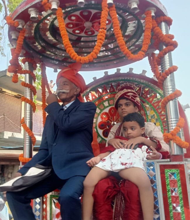 হাতী-ঘোঁৰা লৈ কইনা আনিবলৈ গ’ল ৭০ বছৰীয়া দৰাই, বৰযাত্ৰী হৈ দৰাক সংগ দিলে ৭ গৰাকী জীয়াৰী-একমাত্ৰ পুত্ৰই 1 m1