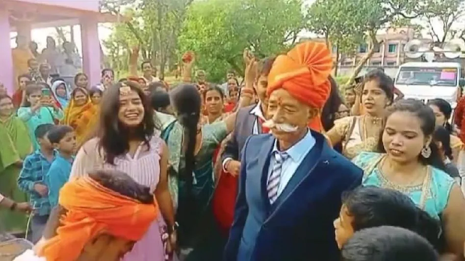 হাতী-ঘোঁৰা লৈ কইনা আনিবলৈ গ’ল ৭০ বছৰীয়া দৰাই, বৰযাত্ৰী হৈ দৰাক সংগ দিলে ৭ গৰাকী জীয়াৰী-একমাত্ৰ পুত্ৰই 2 m3