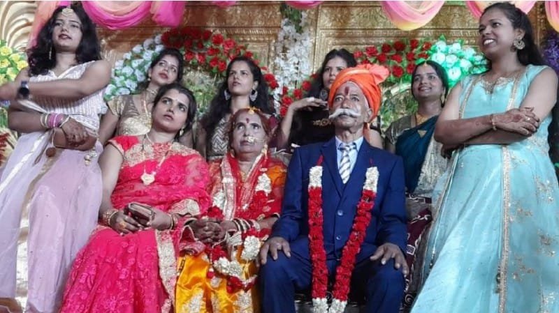 হাতী-ঘোঁৰা লৈ কইনা আনিবলৈ গ’ল ৭০ বছৰীয়া দৰাই, বৰযাত্ৰী হৈ দৰাক সংগ দিলে ৭ গৰাকী জীয়াৰী-একমাত্ৰ পুত্ৰই 3 m4