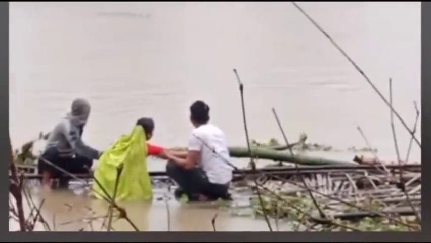 বাৰিষাৰ সংহাৰী ৰূপ! ফাট বিহু চাই উভটি অহাৰ সময়তে বাঁহৰ দলংসহ উটি গ’ল কেইবাজনো লোক 2 photo1652682986 1