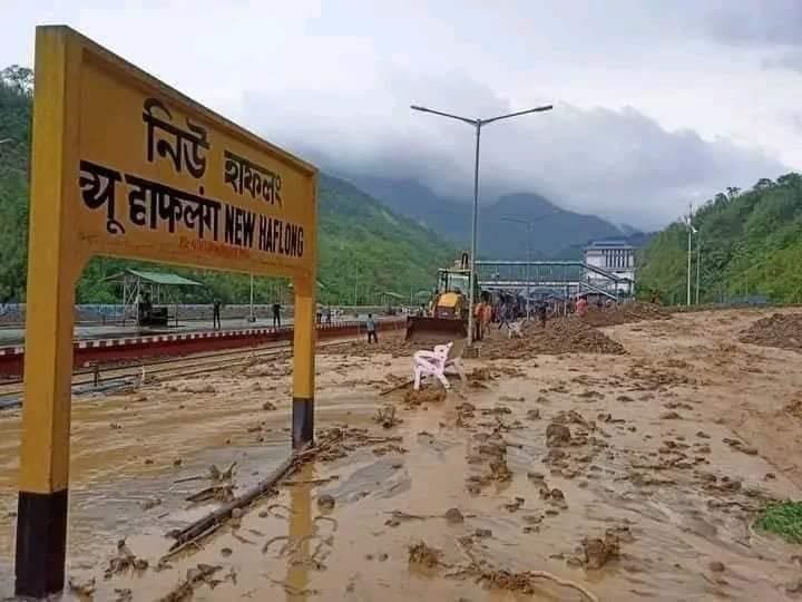 ৰূষ্ট প্ৰকৃতি! প্ৰচণ্ড বান আৰু ভূমিস্খলনত উটি গ’ল ৰে’ল ষ্টেছনত ৰখাই থোৱা ট্ৰেইন 1 photo1652778366